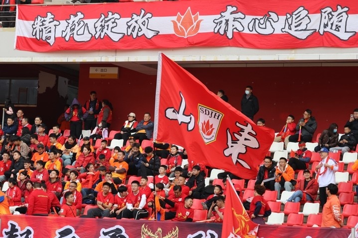 主場上萬名球迷的吶喊助威，給山東體彩女足征戰(zhàn)女超增添了能量與動力