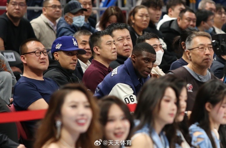 真籃球迷!國(guó)安外援法比奧攜玉昆外援科斯塔來(lái)到五棵松觀戰(zhàn)CBA