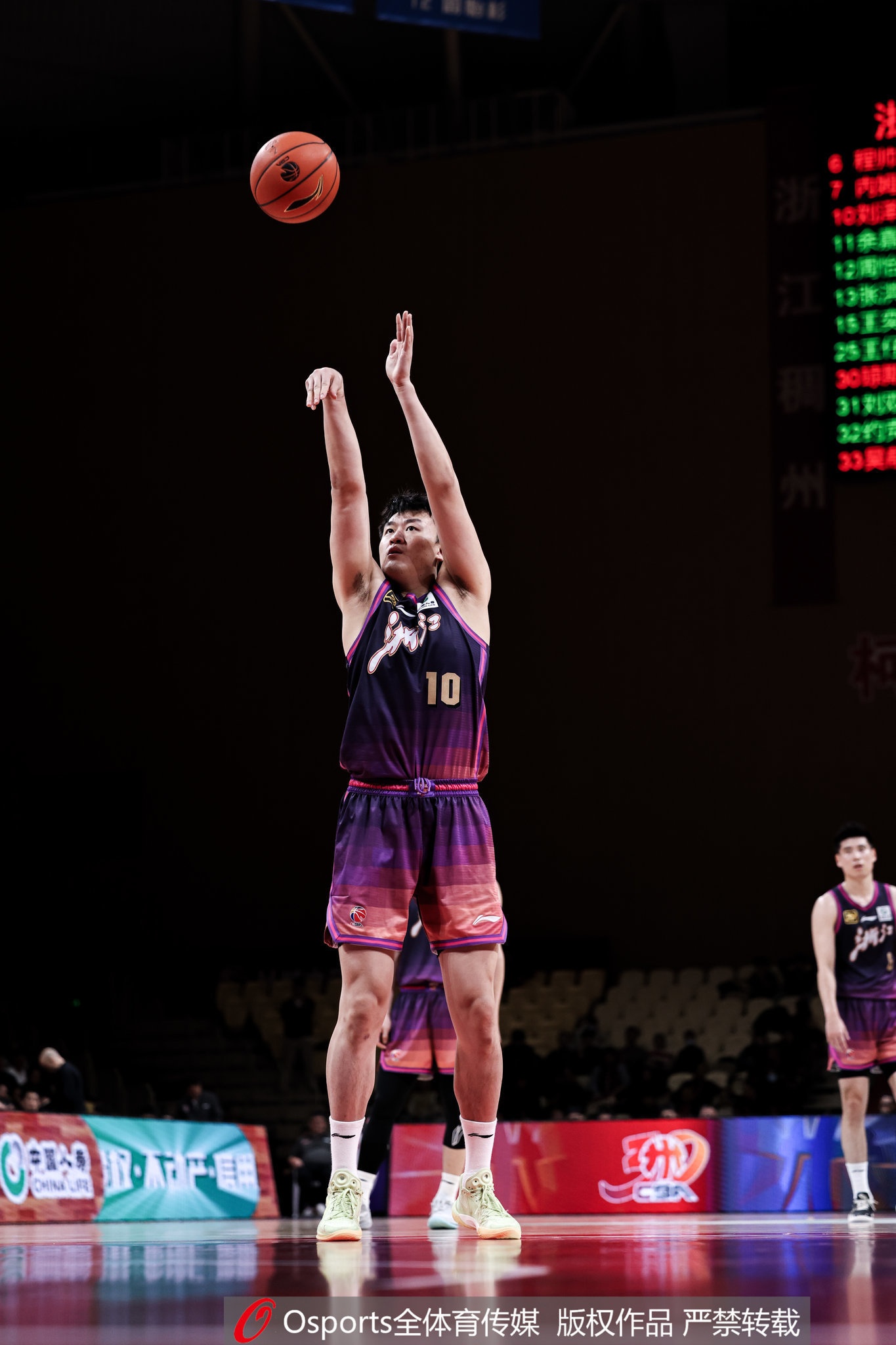 高效替補(bǔ)!劉澤一13投7中&罰球4中3得18分7板 得分并列全隊(duì)最高